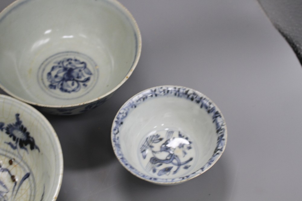 Five Chinese Ming blue and white bowls, 15th-16th century, diameter 15.5cm (1), 15cm (3) and 10cm (smallest)